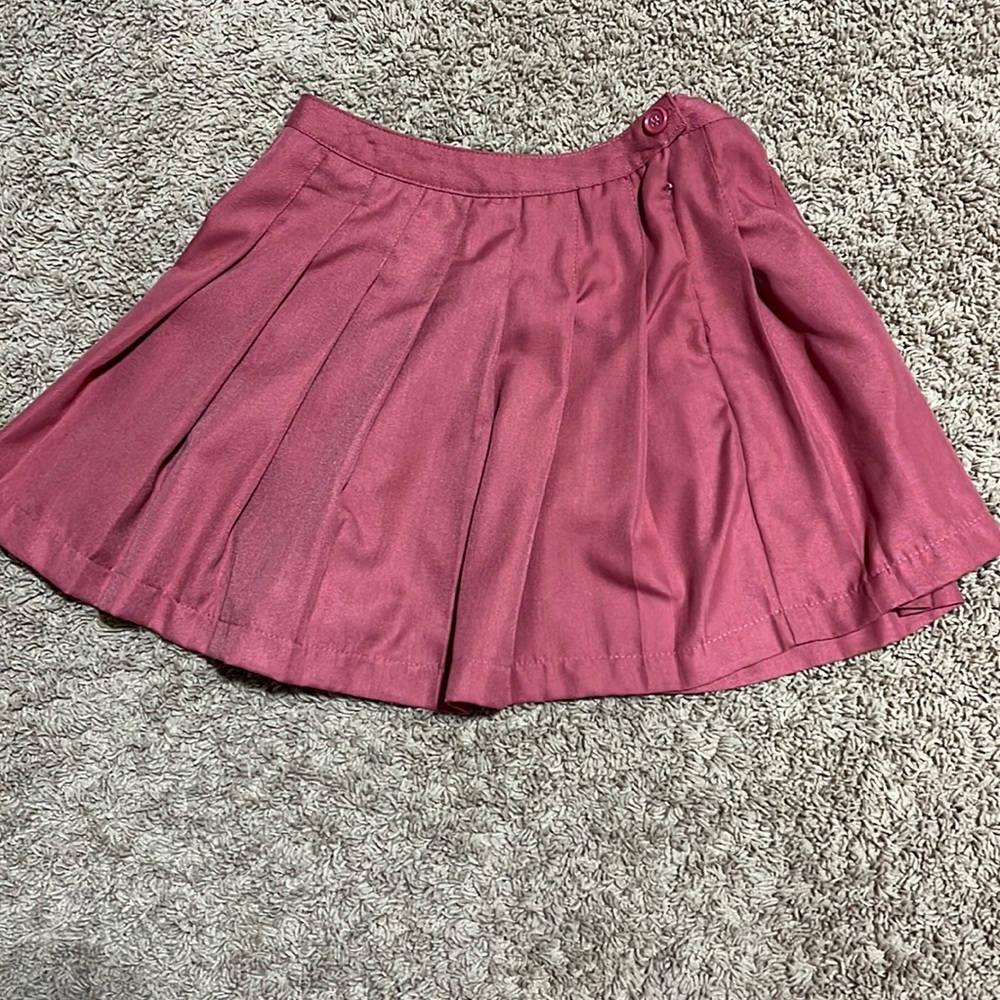 Red button/zipper pleated skirt